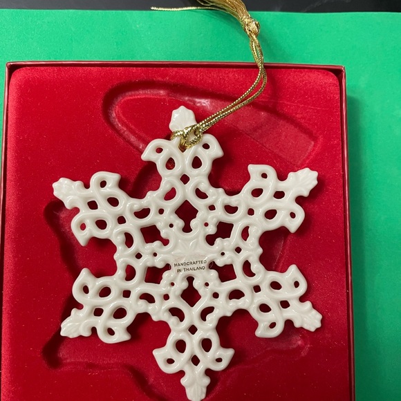 Lenox 2003 Snow Fantasies Snowflake Ornament - Picture 2 of 6